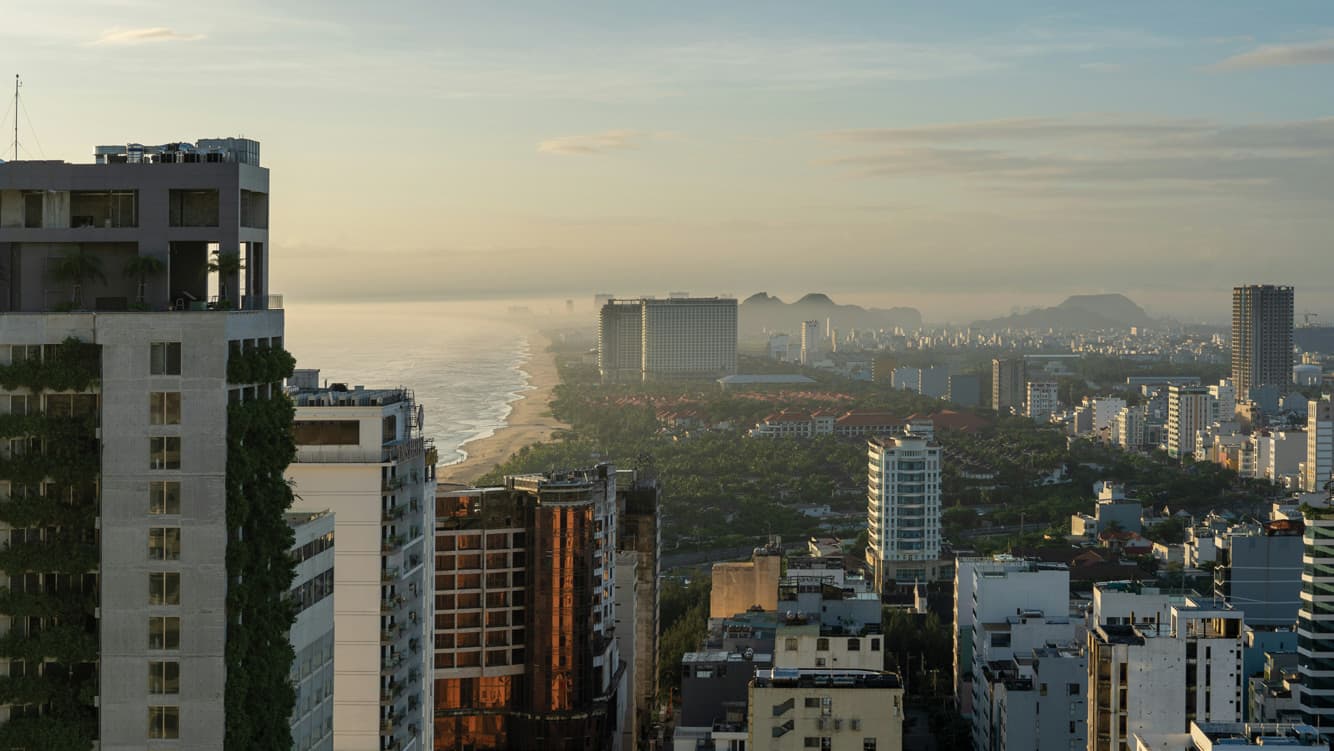 Đường chân trời đô thị Đà Nẵng nhìn từ phía sông Hàn